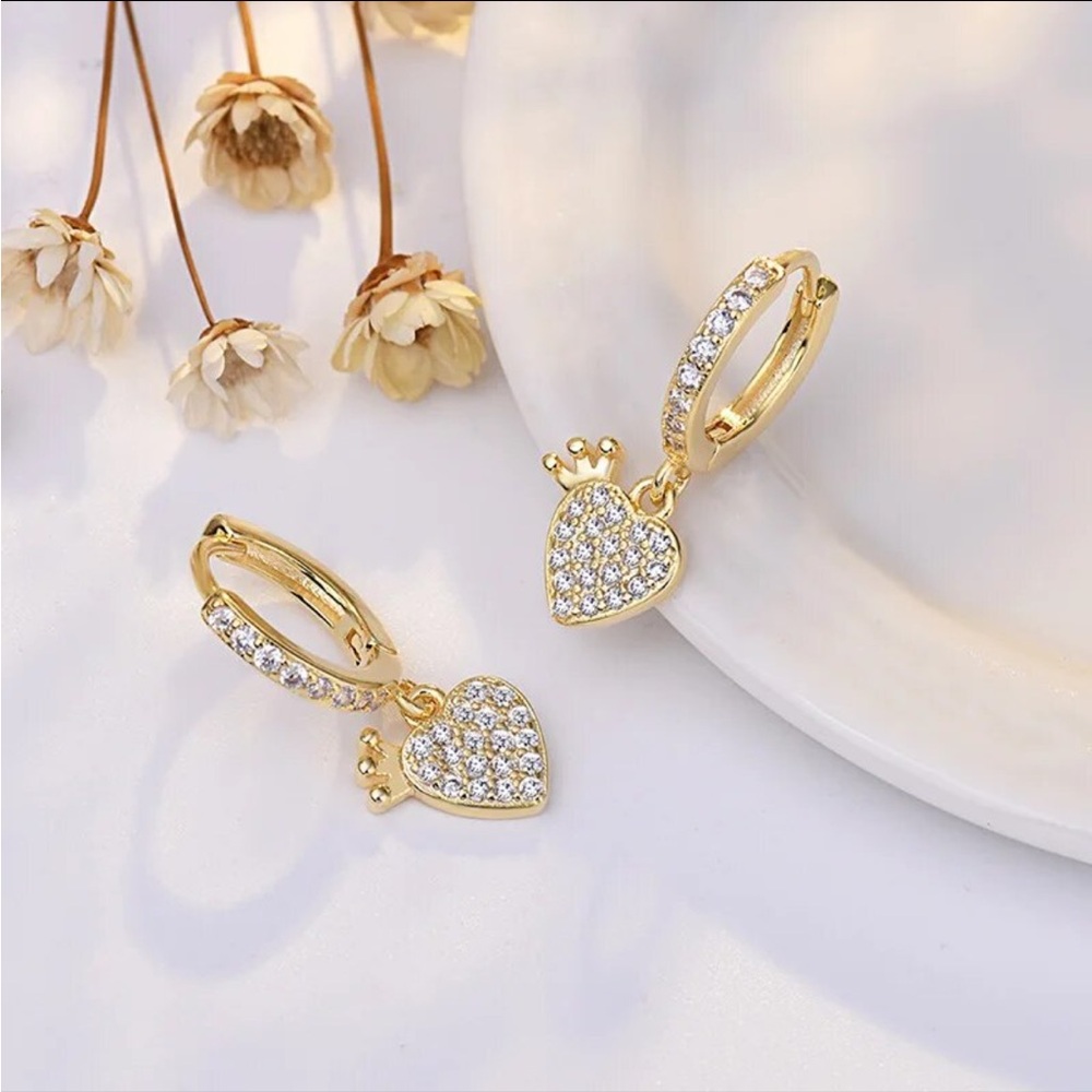 Gold sparkling Huggies with crown heart